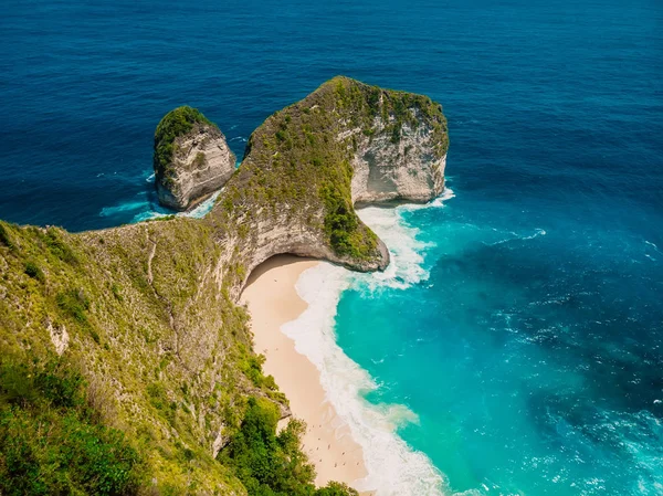 Fantastiska Kelingking Beach på Nusa Penida Island. Antenn drönare Vie — Stockfoto