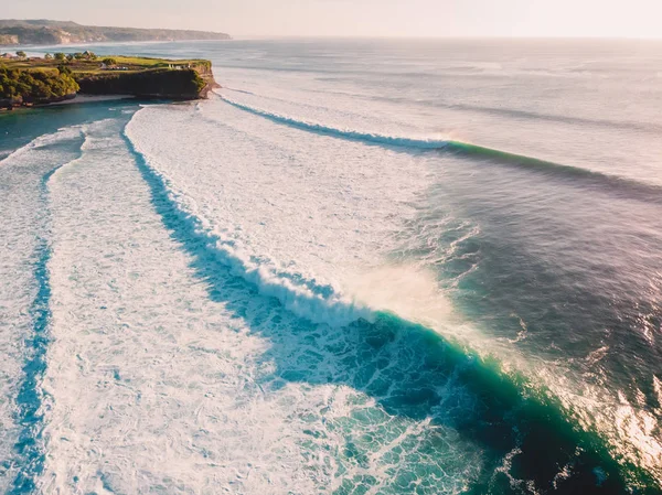 Disparo aéreo de grandes olas verdes al atardecer. La ola oceánica más grande — Foto de Stock