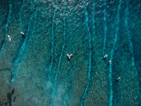 Letecký pohled na surfaře a vlny v modrém, průzračném oceánu. Pohled shora — Stock fotografie