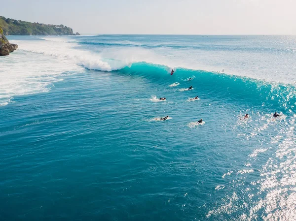 Вид с воздуха на серфинг на бочковых волнах. Голубая волна в океане и с — стоковое фото