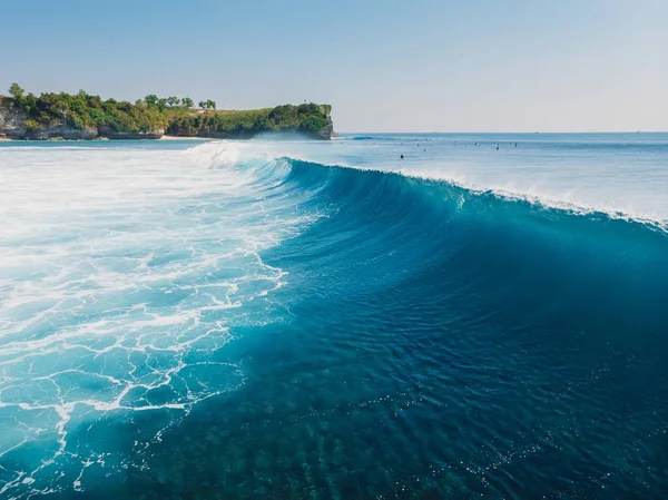 Голубая волна в океане, выстрел дрона. Воздушный обзор бочковых волн — стоковое фото
