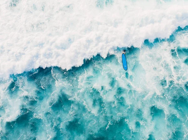 Εναέρια θέα του σέρφερ και κύμα στον ωκεανό. Κορυφαία προβολή — Φωτογραφία Αρχείου