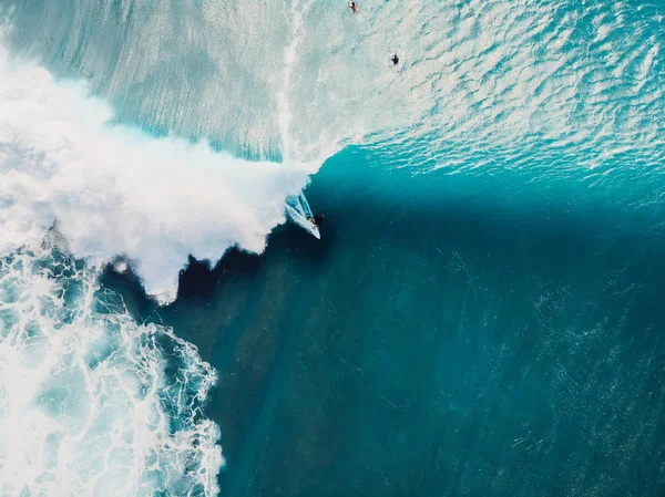 Luftaufnahme des Surfens bei Fasswellen. Blaue Welle im Ozean und s — Stockfoto