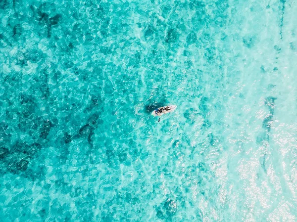 Οι άνθρωποι στο καγιάκ κολυμπούν στον μπλε ωκεανό. Αεροφωτογραφία — Φωτογραφία Αρχείου