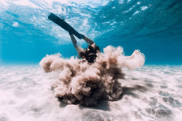 Freitaucherin mit Sand über sandigem Meer mit Flossen. Freitauchen — Stockfoto