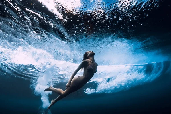 Donna Bikini Immergersi Senza Tavola Surf Sott Acqua Con Onde — Foto Stock