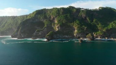 Bali kayalar ve mavi okyanus ile Amazing uçurum. Havadan görünüm