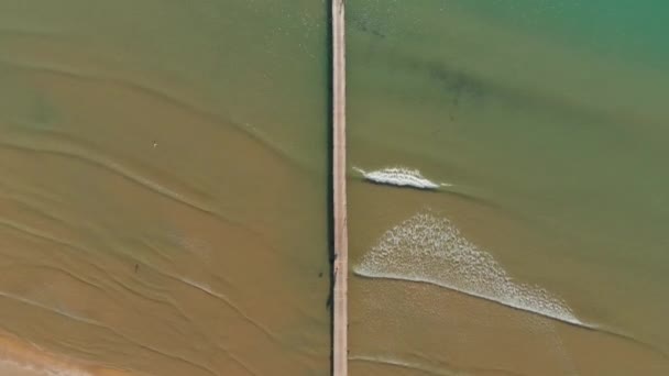 Top Uitzicht Pier Met Rustige Zee Bovenaanzicht — Stockvideo