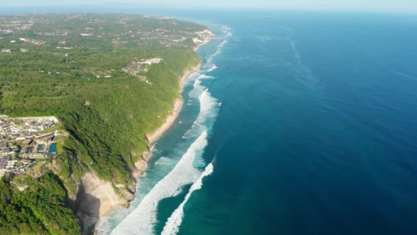 バリ島の波と海洋コストを持つ海 航空写真 — ストック動画