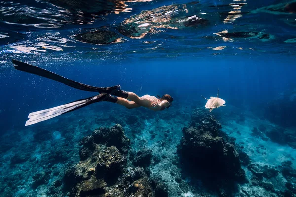 Mulher livre com barbatanas desliza subaquático com tartaruga marinha em t — Fotografia de Stock