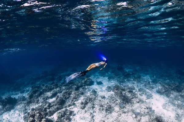 有鳍的妇女自由潜水者在水下滑翔 — 图库照片