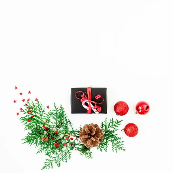 Yeşil dalları, hediye kutusu ve yeniden ile Mutlu Noeller kompozisyon — Stok fotoğraf