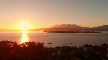 Gili adaları, okyanus ve gündoğumu ile havadan görünümü. Gili Meno, Gili Hava ve Lombok