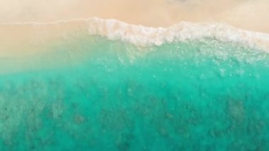 Turkuaz kristal okyanus ile tropikal plaj. Havadan görünüm