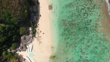 Turkuaz kristal okyanus ile tropikal plaj. Bali'nin havadan görünümü