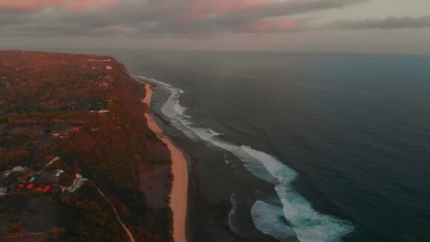 Vista Aérea Praias Arenosas Pôr Sol Quente Oceano Uluwatu Bali — Vídeo de Stock