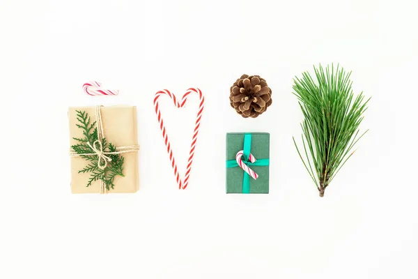 キャンディ杖、松の枝と贈り物のクリスマス構成と — ストック写真