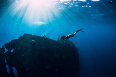 Su altında yüzen yüzgeçleri ile pembe mayo Freediver kız