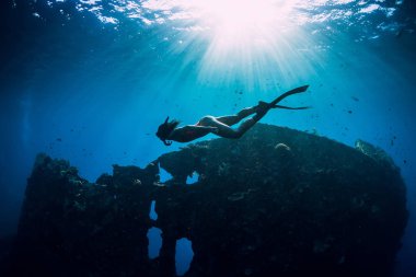 Su altında yüzen yüzgeçleri ile pembe mayo Freediver kız