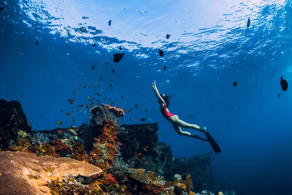 Gratis dykare kvinna simma med fenor på vrak skepp. Fridykning i — Stockfoto