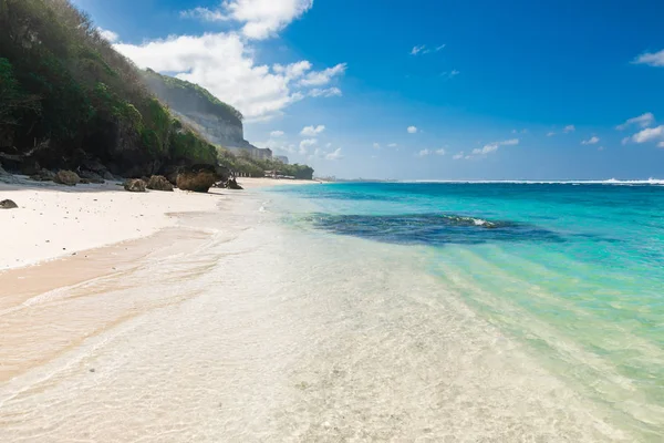 Пляж с песком и голубым океаном на острове — стоковое фото