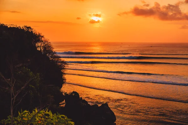 Tramonto caldo luminoso o alba con oceano e onde ideali — Foto Stock