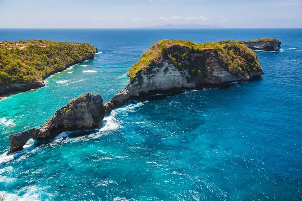 バリ島ヌサペニダの岩の島々と青い海. — ストック写真