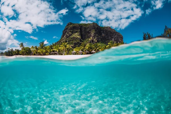 Océano Cristalino Tropical Con Montaña Morne Playa Lujo Mauricio Vista — Foto de Stock