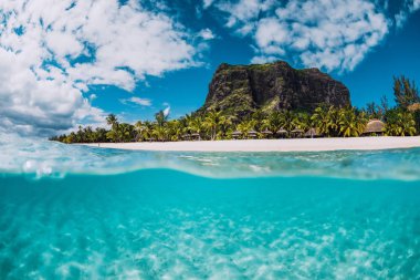 Le Morne dağı ve Mauritius lüks plaj ile tropikal kristal okyanus. Görünümü böl.
