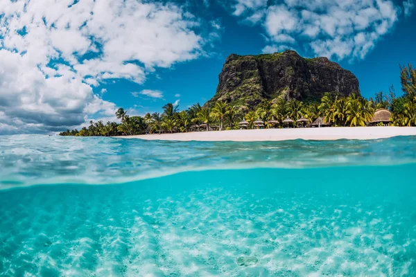 Océano Cristalino Tropical Con Montaña Morne Playa Lujo Mauricio Vista — Foto de Stock