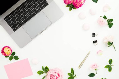 Beyaz sırt pembe çiçekler, kalem, zarf ve yaprakları ile Laptop