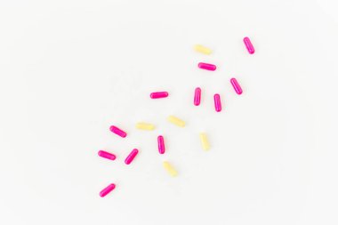 Beyaz arka planda vitaminler. Düz yatıyordu