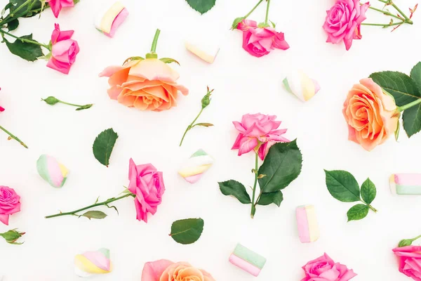 Шаблон из розовых цветов роз с листьями и зефиром — стоковое фото