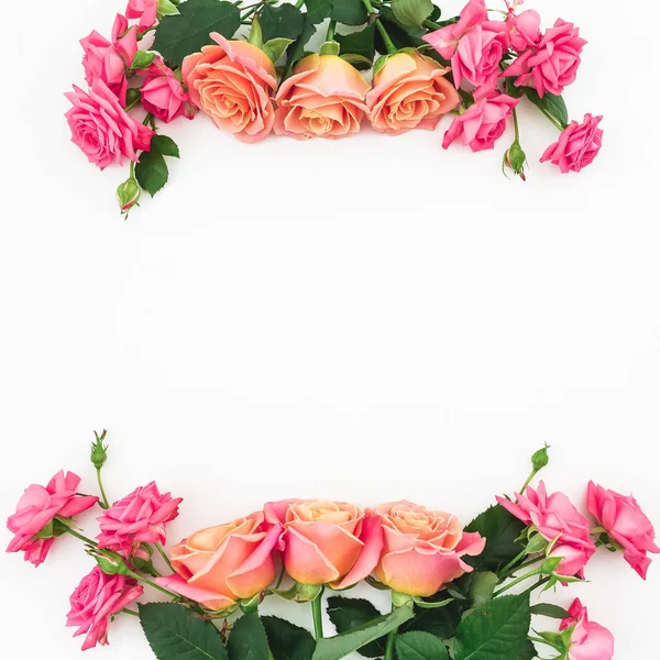 Kopierraum mit einem Strauß rosa Rosen auf weißem Hintergrund — Stockfoto