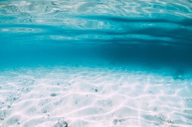 Hawaii'de su altında beyaz kum alt ile Mavi okyanus