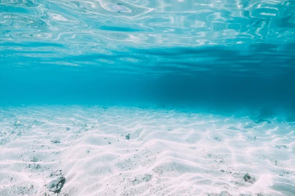 ハワイの白い砂底の青い海 — ストック写真