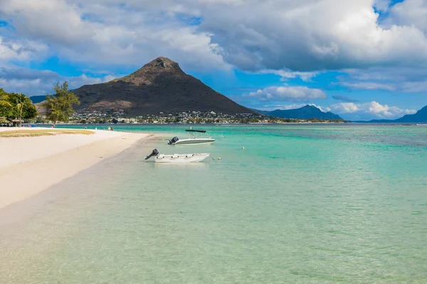 Okyanuslu tropik plaj. Mauritius Flic en Flac plaj — Stok fotoğraf