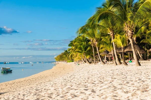 Hermosa vista de la playa de lujo en Mauricio. Oce transparente — Foto de Stock