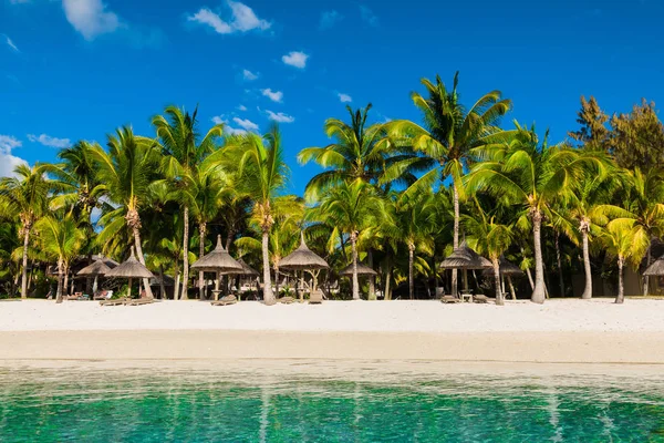 Piękny widok na luksusową plażę na Mauritiusie. Przezroczysty oce — Zdjęcie stockowe