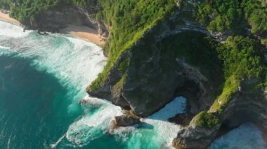 Bali dalgalar ile inanılmaz uçurum ve mavi okyanus. Havadan görünüm
