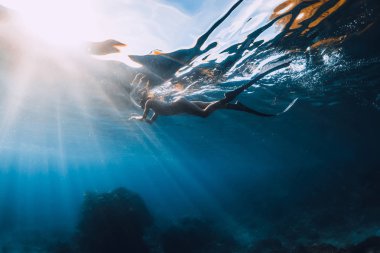 Su altında yüzgeçli kadın serbest dalgıç. Okyanusta serbest dalış