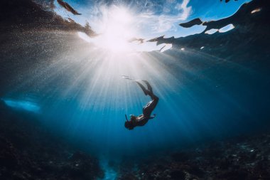Su altında yüzgeçli kadın serbest dalgıç. Serbest dalış ve güzel l