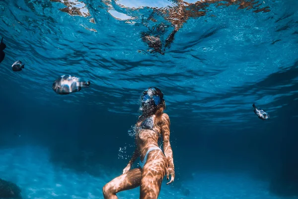 自由放飞的女孩与鱼在透明的海洋 — 图库照片