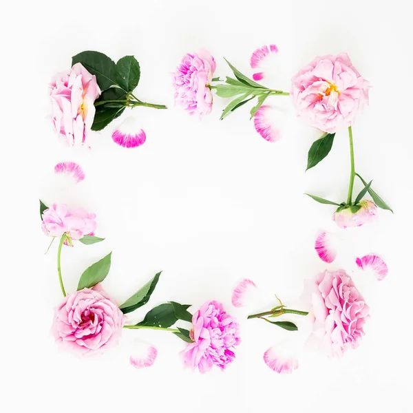 Rama różowe piwonie kwiaty, róże i liście na białym backgro — Zdjęcie stockowe