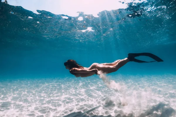 Apnea con pinne scivola sul mare sabbioso in oceano trasparente . — Foto Stock