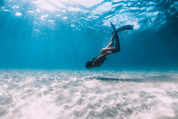 Naakte vrouw freediver glijdt over zandige bodem. Mooie vrouw. — Stockfoto