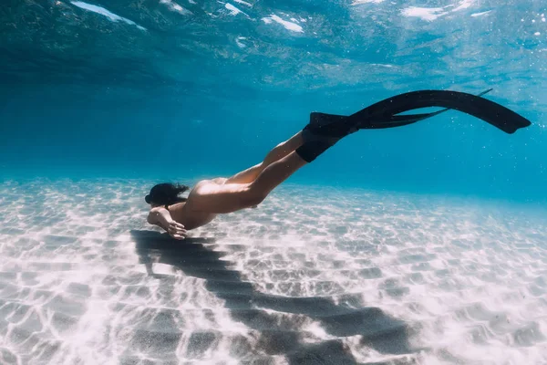 Naked woman freediver glides over sandy bottom. Beautiful woman — Stock Photo, Image