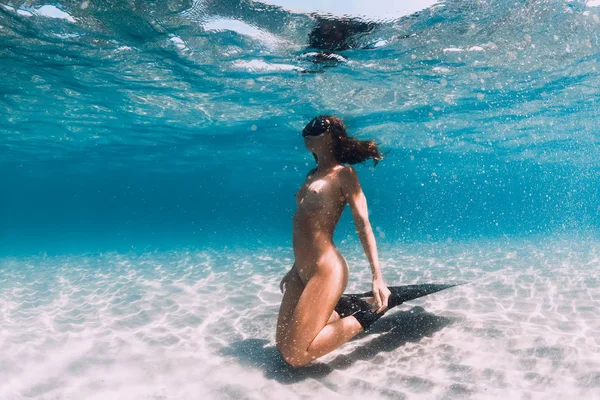 Femme plongeuse avec des nageoires posant sur la mer de sable. Plongée libre unde — Photo