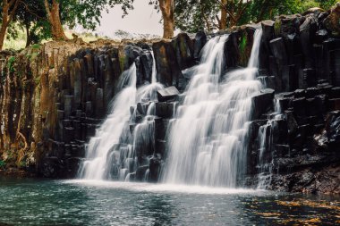 Rochester Şelalesi. Mauritius adasında çağlayan şelale