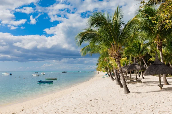 Hermosa vista de la playa de lujo en Mauricio. Océano transparente w — Foto de Stock